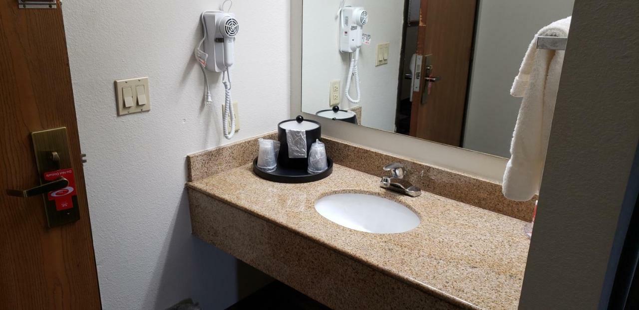 סידר רפידס Econo Lodge מראה חיצוני תמונה